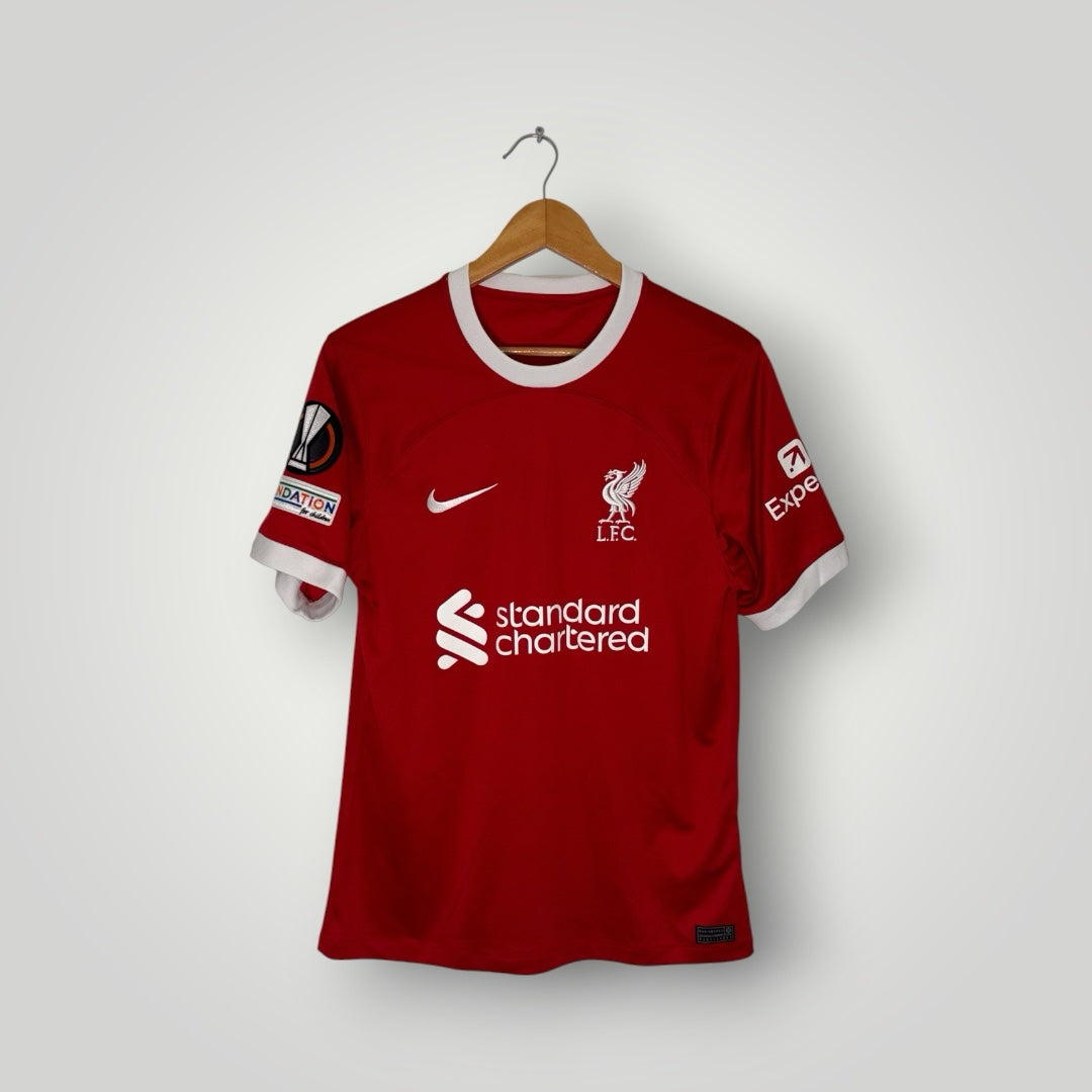 Maillot domicile My Shirt FC Liverpool FC rouge avec logos Nike et badges officiels sur cintre en bois